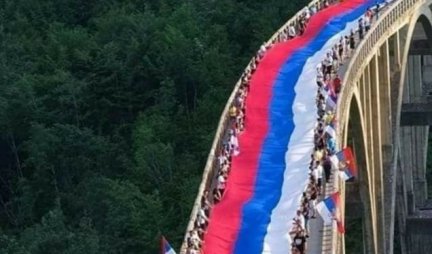 I VI BISTE OVE LJUDE DA PONIŠTITE?! Grandiozne srpske zastave širom Crne Gore