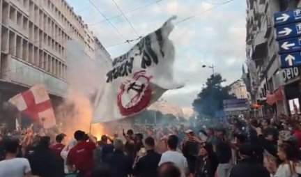 PROTEST ANTIVAKSERA I ANTIGLOBALISTA U CENTRU BEOGRADA! Gurkali se s policijom, palili baklje, vikali ispred Predsedništva, PA NASTAVILI ŠETNJU! /VIDEO/