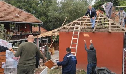 OPŠTINARI ZASUKALI RUKAVE! Pridružili se meštanima u renoviranju kuće porodice Pavlović/VIDEO/