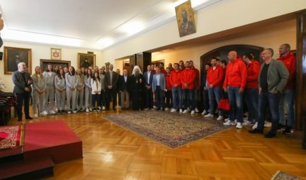 Patrijarh Porfirije primio delegaciju KK Crvena zvezda i dobio na poklon crveno-beli dres! /FOTO/