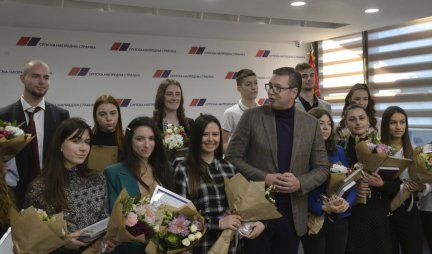 Vučić uručio stipendije: Samo vam znanje niko ne može uzeti!