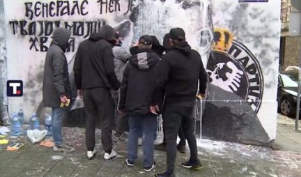 Grupa mladih čisti mural sa likom Mladića! /Video/