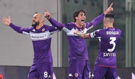 DVA GOLA I ASISTENCIJA VLAHOVIĆA! Fiorentina nanela prvi poraz Milanu u sezoni /VIDEO/