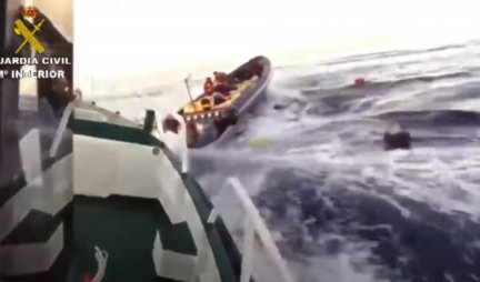 FILMSKA JURNJAVA ŠPANSKE POLICIJE I DILERA! Iz glisera panično bacali pakete kanabisa u more, zaplenjeno oko 2,5 tone! (VIDEO)