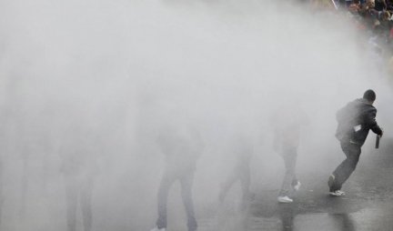 Ovako to radi policija u evropskim zemljama! Na protestu u Luksemburgu policija uporebila vodeni top, ima i uhapšenih! Video