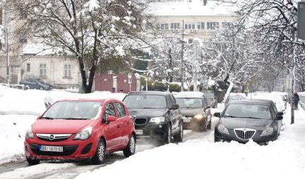 VLAŽNI KOLOVOZI, SNEG I DO 5 CENTIMETARA! Putevi Srbije: Nikako bez zimske opreme i lanaca na put!