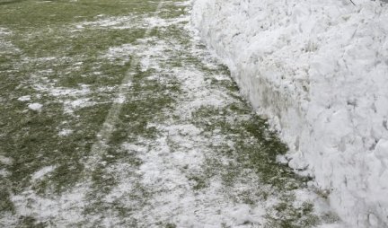 NESTVARNA SCENA NA BANOVOM BRDU! Legenda Partizana čisti sneg na stadionu Čukaričkog /FOTO/