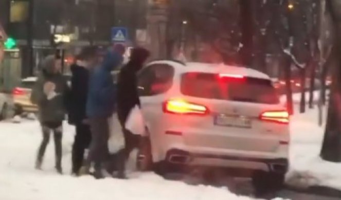 /VIDEO/ Beograđani, ako vas ne ubije sneg, OVAJ SIGURNO HOĆE! Najbahatija vožnja koju ste videli