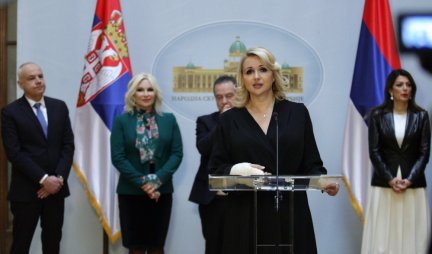 PRVA FOTKA DARIJE KISIĆ U GIPSU! Samo dan pošto je polomila desnu ruku, ministarka se vratila na posao! /foto/