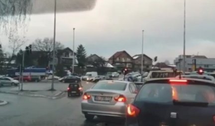 (VDEO) ŠOK SNIMAK IZ ZEMUNA! Vozača "mrzelo" da čeka semafor, ušao u suprotnu traku, a onda...