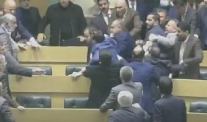 POLITIČARI NAPRAVILI CIRKUS, 100 ŠAMARA JE PALO, A ONDA... Nezapamćena TUČA u parlamentu! (VIDEO)