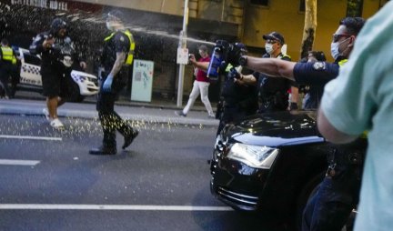 (VIDEO) HAOS U MELBURNU! Australijska policija bacila suzavac na ljude dok su branili Novaka (FOTO)