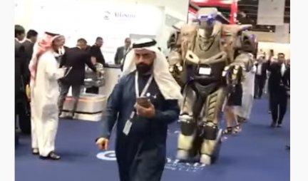 (VIDEO) "ROBOT TITAN LIČNO OBEZBEĐENJE KRALJA BAHREINA"?! Šokantni snimak je zaludeo internet, ali iza svega je ova istina!