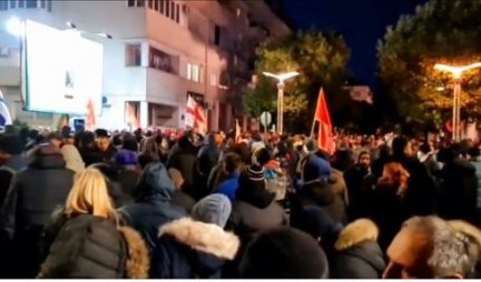 (FOTO/VIDEO) CRNA GORA I VEČERAS NA NOGAMA! Protesti u Podgorici, Beranama, širom države, građani poručuju: Branimo narodnu volju od 30. avgusta, UZ NAROD STALI I MINISTRI
