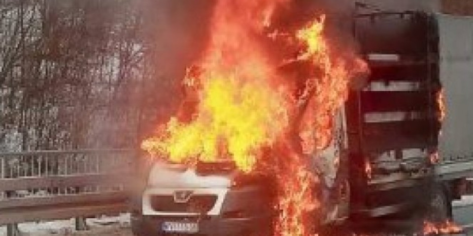 U TREN OKA KAMION SE PRETVORIO U BUKTINJU! Incident kod Siriga, nasred puta zapalilo se vozilo (VIDEO)