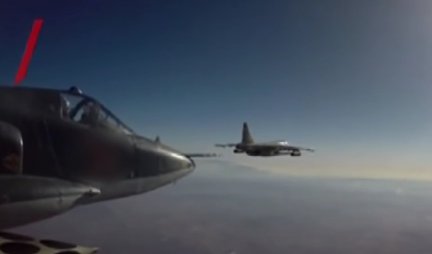 (VIDEO) MOĆNI "SU-25" PRETVARAJU U DIM SVE PRED SOBOM! Snimljen napad Rusa na vojne objekte i tehniku Ukrajinaca, SLEDEĆI BORBENI ZADATAK BIĆE JOŠ ŽEŠĆI
