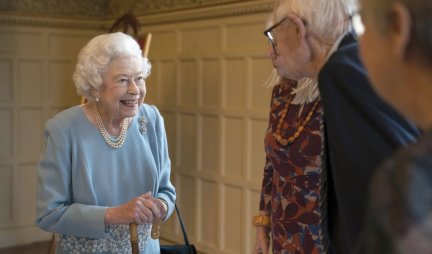 Oslanjala se na štap, svi su posmatrali njeno kretanje... Poslednja čajanka kraljice Elizabete će se dugo prepričavati! (FOTO)