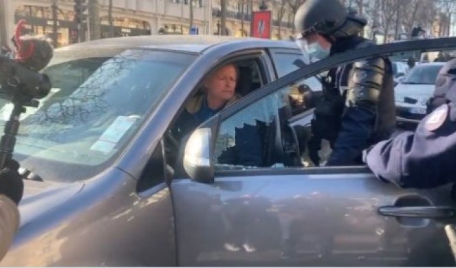 HAOS NA ŠANZELIZEU, policajac jednim potezon lomi čoveku staklo na automobilu, nemila scena obilazi svet! (VIDEO)