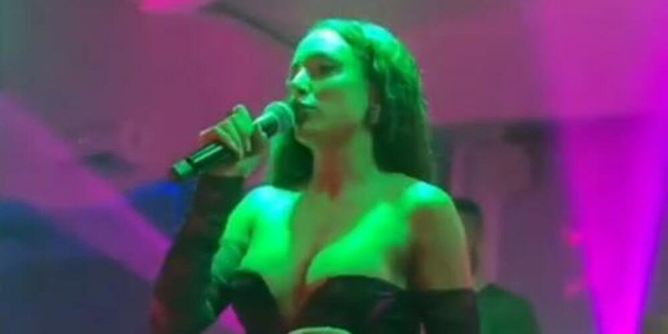 SKANDAL! Editu Aradinović POGODILI dok je pevala, ona MOMENTALNO PREKINULA NASTUP: MAJMUNE, VIDELA SAM TE! (VIDEO)
