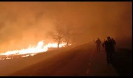 NAJNOVIJI SNIMCI DRAMATIČNIH PRIZORA IZ FUTOGA! Sve vatrogasne ekipe na terenu ne uspevaju da ugase požar (VIDEO)