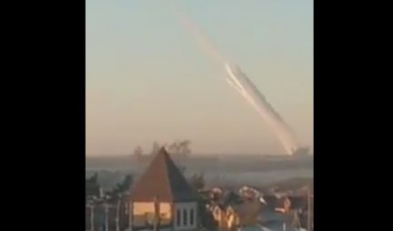 RUSKA RAKETNA ARTILJERIJA TUČE BEZ MILOSTI, višecevni lanser raketa kod Belgoroda snimljen kako ispaljuje projektile ka Ukrajini! (VIDEO)