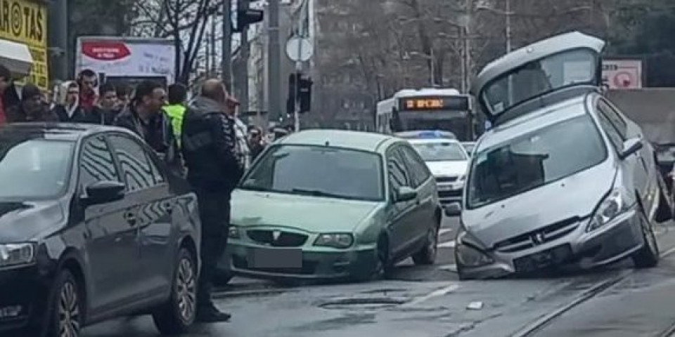 Bizaran incident u centru Kraljeva! Automobil propao u rupu (FOTO)