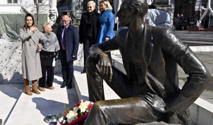 Obeležena godišnjica od podizanja spomenika Borislavu Pekiću