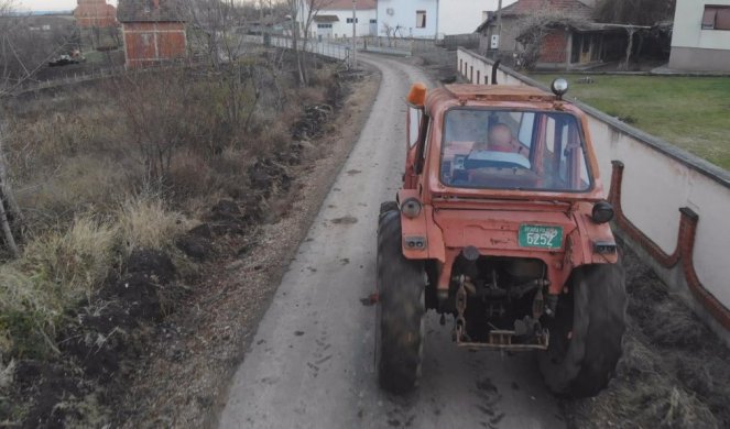 Kako uopšte može da ide?! Strašan snimak iz Vinče: Čovek vozi traktor bez točka! (VIDEO)