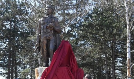 ĐENERALE, NEK’ JE TVOJOJ MAJCI HVALA, ŠTO JUNAKA RODILA JE DA SE SRPSTVU VRATI SLAVA! Vučić u Kruševcu svečano otkrio spomenik potpukovniku Veljku Radenoviću!
