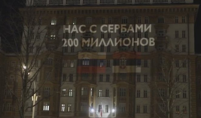 ŠOK PRIZOR USRED NOĆI NA AMERIČKOJ AMBASADI U MOSKVI! Rusi poslali poruku i to baš na ovaj datum... (VIDEO)