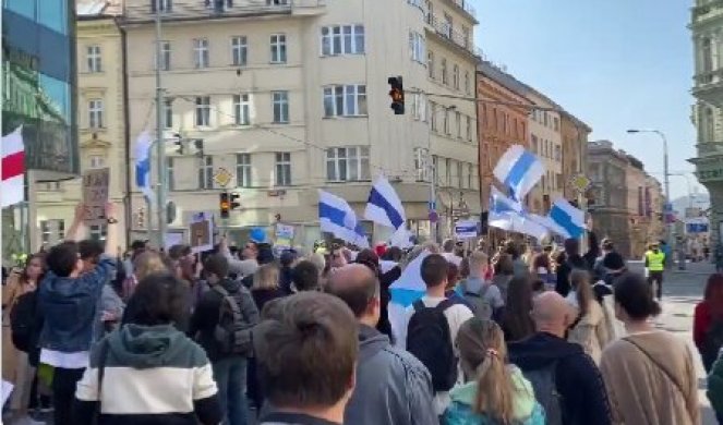 HILJADE RUSA MARŠIRAJU PROTIV PUTINA! Na ulicama Praga čuju se svakakve reči, okupljeni nose natpise "ubica"! (Foto/Video)