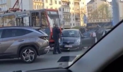 OKRETAO SE POLUKRUŽNO, PA NALETEO NA TRAMVAJ! Sudar u centru Beograda, muškarac hitno prevezen u Urgentni centar