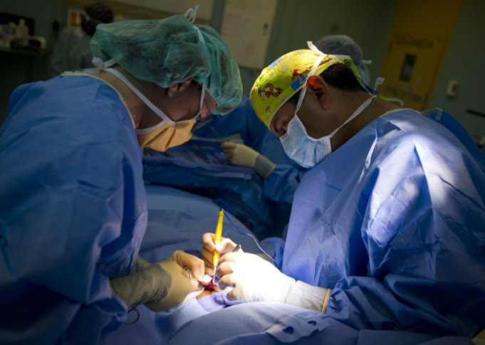 ZLOČINAČKA NAMERA Hirurg u Švedskoj osuđen na dve i po godine zatvora zbog smrti tri pacijenta