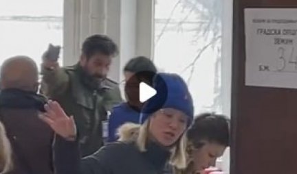 Ispod jakne nosio pendrek! Član opštinske izborne komisije ispred SSP pravio incidente na biračkom mestu u Zemunu! (VIDEO)