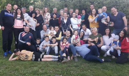 SKORO IH JE PEDESETORO, A DIŠU KAO JEDAN! Porodica iz sela Bogoševo priča o svojoj tradiciji dugoj 21 godinu!