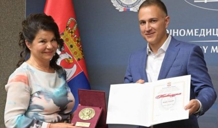 Ministar Stefanović uručio medalju najboljoj sestri VMA! (FOTO)