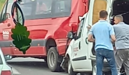 SAOBRAĆAJKA NA OBRENOVAČKOM PUTU! "Pikap" se zakucao u minibus, stvara se gužva u smeru ka Beogradu (FOTO)