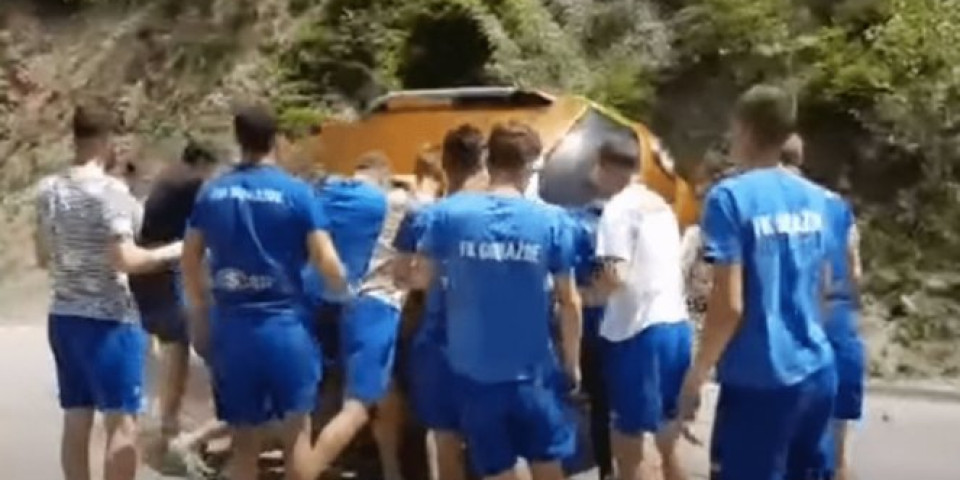 SVAKA ČAST! Neverovatna scena u Bosni, fudbaleri pomogli devojci posle nesreće! Automobil se prevrnuo... (VIDEO)