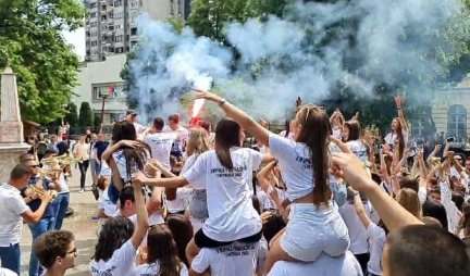 KRAJ ŠKOLE ZA SREDNJOŠKOLCE! Grupa beogradskih maturanata na ovom mestu proslavila poslednji "radni" dan