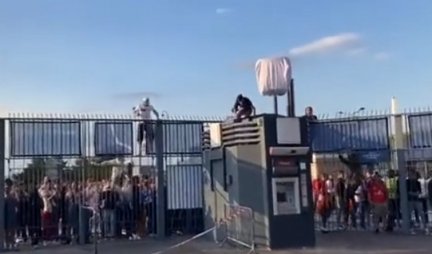 NEZAPAMĆENI NEREDI NA FINALU LŠ! Stampedo navijača Liverpula PRESKAČE ogradu! Policija ne može da ih ZAUSTAVI (VIDEO)