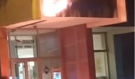 ZAPALILA SE POŠTA U NIŠU! Plamen padao na ulicu pored parkiranih vozila INETRVENISALI VATROGASCI (VIDEO)