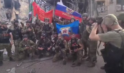 (VIDEO) RUSKE SNAGE DOKAZALE ZAUZIMANJE LISIČANSKA! Plan je da se i Belogorovka oslobodi do kraja dana, Ukrajinci raznose "Točkom-U" tokom povlačenja...