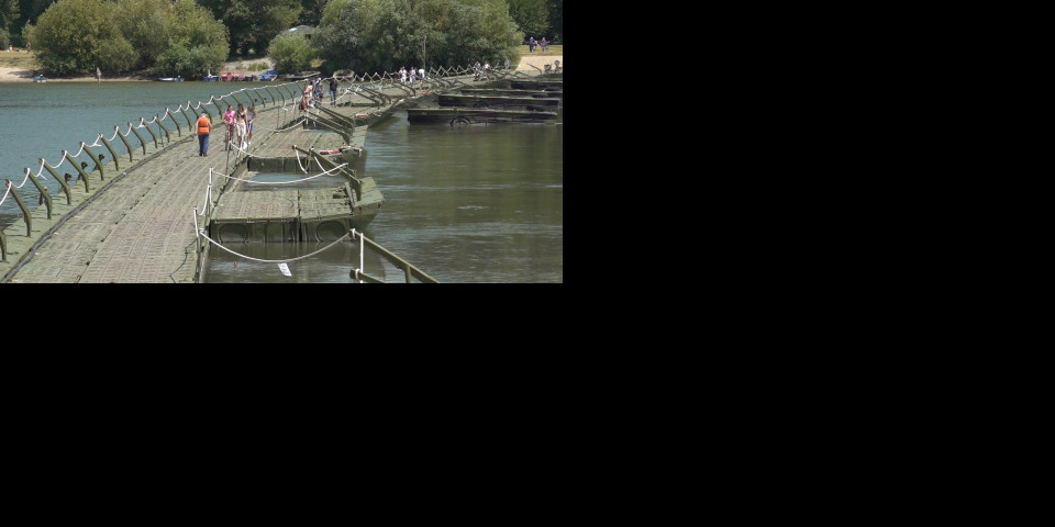 KRENULA SEZONA NA BEOGRADSKOJ PLAŽI LIDO! Postavljen je pontonski most preko Dunava koji će građani moći da koriste do kraja avgusta!
