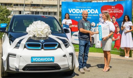 Borisu Zalaru uručen električni automobile BMW i3, glavna nagrada nagradne igre VODAVODA Prirodno inteligentan izbor
