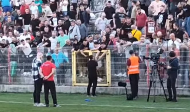 POSLE "GROBARA" STIŽE NOVI PONIŽAVAJUĆI SNIMAK! Navijači postrojavaju fudbalere i u Bosni! (VIDEO)