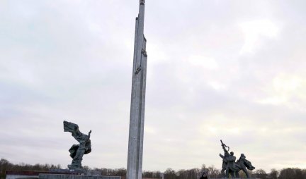 (VIDEO) Pogledajte rušenje sovjetskog spomenika! Građevina visoka 79 metara pala kao pokošena uz pomoć mašina!