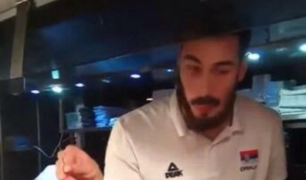 HIT SNIMAK! KALINA ROŠTILJA USRED ISTANBULA! Srpski reprezentativac OKREĆE PLJEDŽU posle velike pobede u Turskoj (VIDEO)