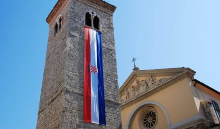 Lezbijski par hteo da krsti dete u crkvi u Rijeci, o potezu sveštenika bruji cela Hrvatska!