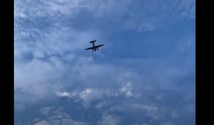 DRAMA U AMERICI! Oteti avion kruži iznad grada, preti da će se zabiti u Volmart?! (VIDEO)