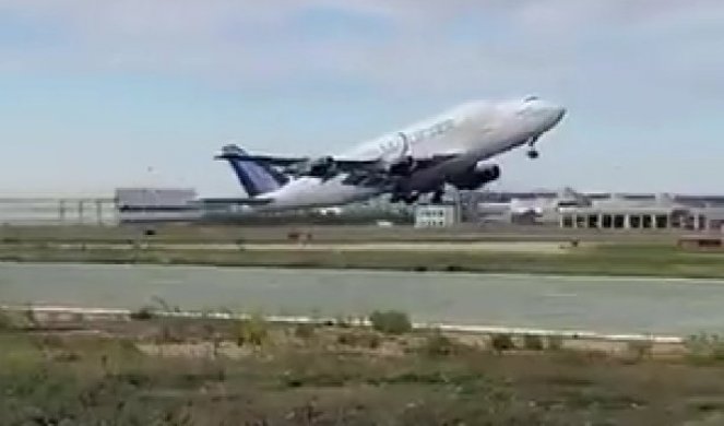 (VIDEO) DRAMA NA AERODROMU! Avionu otpao točak u toku poletanja